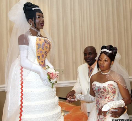 Square Wedding Cake Designs on Wedding Cakes   Wedding Ideas And Inspiration   Round Wedding Cakes